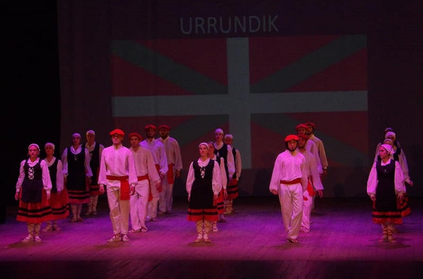 The Urrundik Dancers at the 2018 festival at the Theater 3 de Febrero