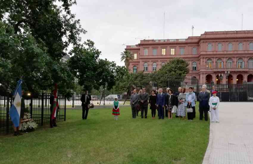 Omenaldia 1919tik Buenos Airesko Etxe Larrosaren ondoan Juan de Garay Plazatxoan hazten den Gernikako Arbolari (irudiak EuskalKultura.com)