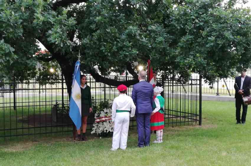 Bertako dantzari gaztetxoak eta txistularia lagun