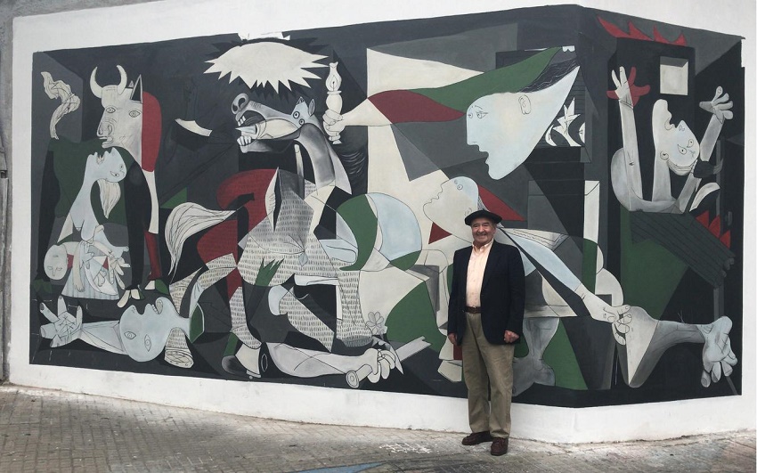 El acordeonista y socio del Centro Baldomero Anso, oriundo de Navarra, frente al mural