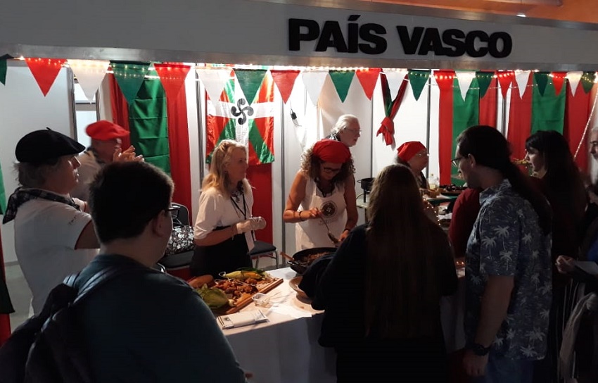 Stand vasco en la Feria de Colectividades de Neuquén