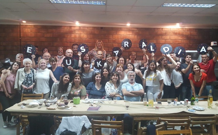 Imagen de alumnos de euskera e integrantes del Centro Laurak Bat de Buenos Aires celebrando Euskaraldia