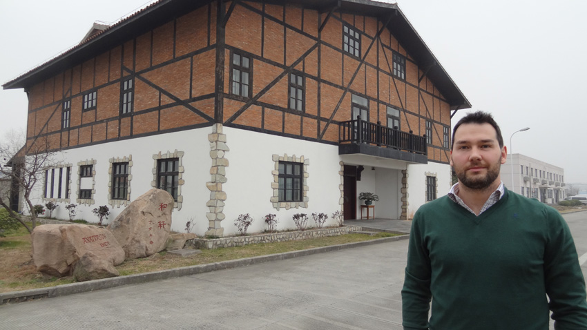 Alberto de Sarasqueta, infront of the Basque “baserri” in Kinshan, China (photoEuskalKultura.com)