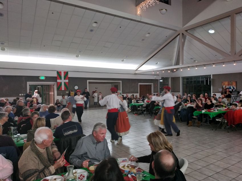 Cena y espectáculo de danzas vascas