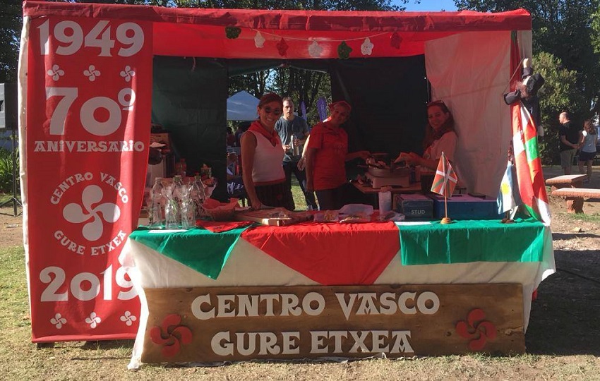 Miembros del Gure Txoko de Tandil en el stand de la euskal etxea