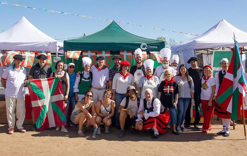 Integrantes y amigos del Centro Vasco Zelaiko Euskal Etxea en el segundo Encuentro de Colectividades Pampeanas