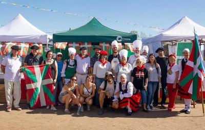 Members and friends of the Zelaiko Euskal Etxea in the second Meeting of Collectivities in the Pampa