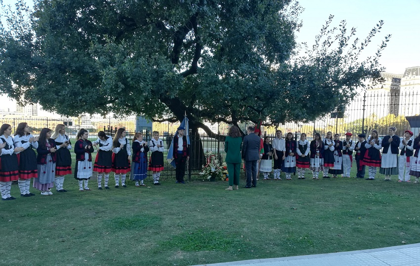 Homenaje al retoño del Árbol de Gernika de Plaza de Mayo