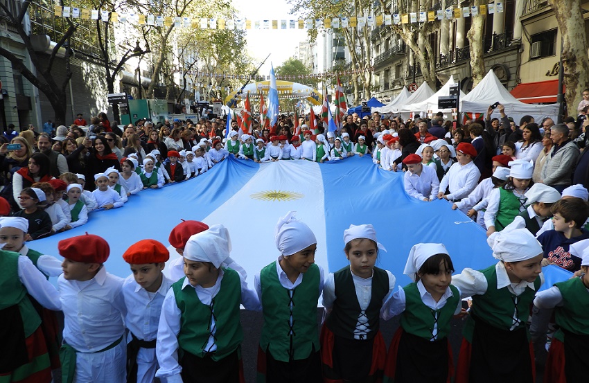 Alumnos y alumnas dantzaris del colegio Euskal Echea portaron gigantescas banderas vascas y argentinas.