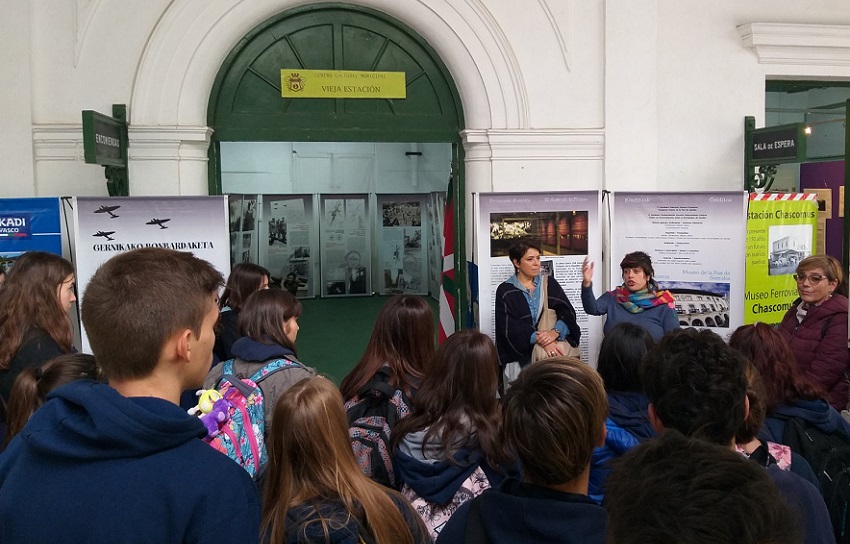 Alumnos de la Escuela Municipal visitando la muestra