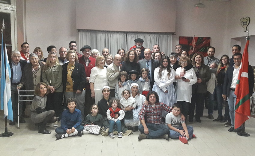 Gorka Alvarez and Sara Pagola with members of the Euskal Etxea in Olavarria