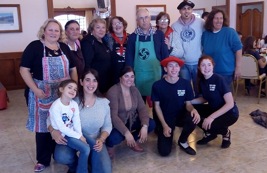 Sukaldari de La Plata junto a los integrantes del grupo Amalur 