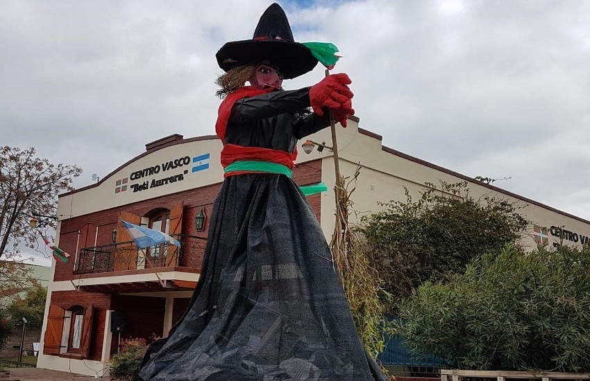 San Juan Eguna y muñecos gigantes de sorgiñas (brujas) en el Centro Beti Aurrera de Chivilcoy