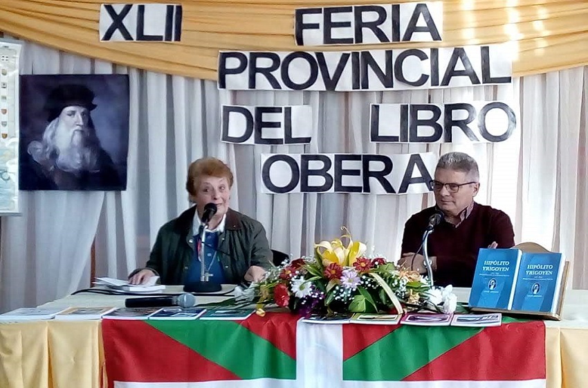 Olga Leiciaga y César Arrondo, en representación de la Casa Vasca de Corpus Christi, en la Feria del Libro de Oberá