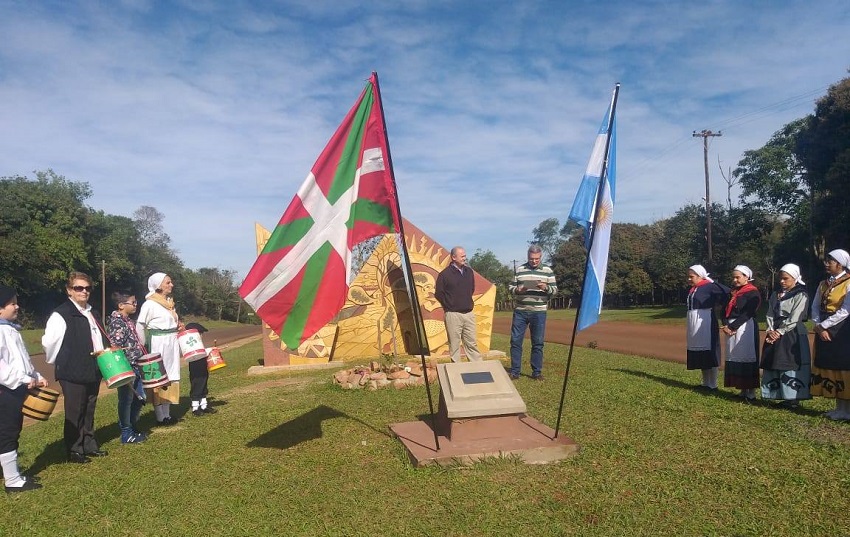 Inauguration of the mural on the Basque Plaza