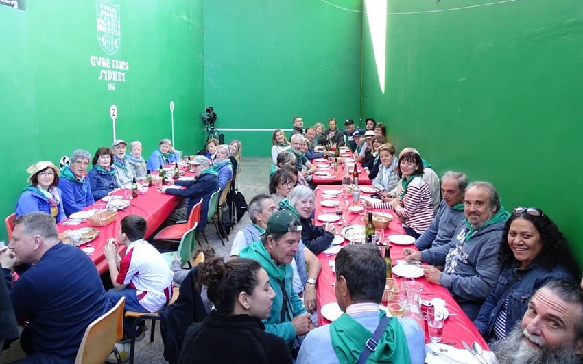 Archival image of the food at Gure Txoko with visitors from the Euskal-Australiar Alkartea