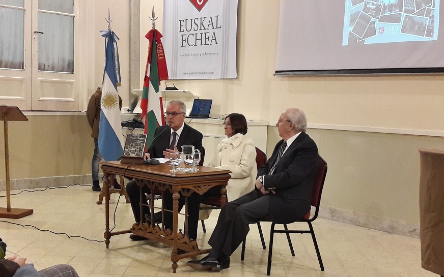 Authors Magdalena Mignaburu and Josu Legarreta along with the president of the Euskal Echea, Enrique Fagoaga