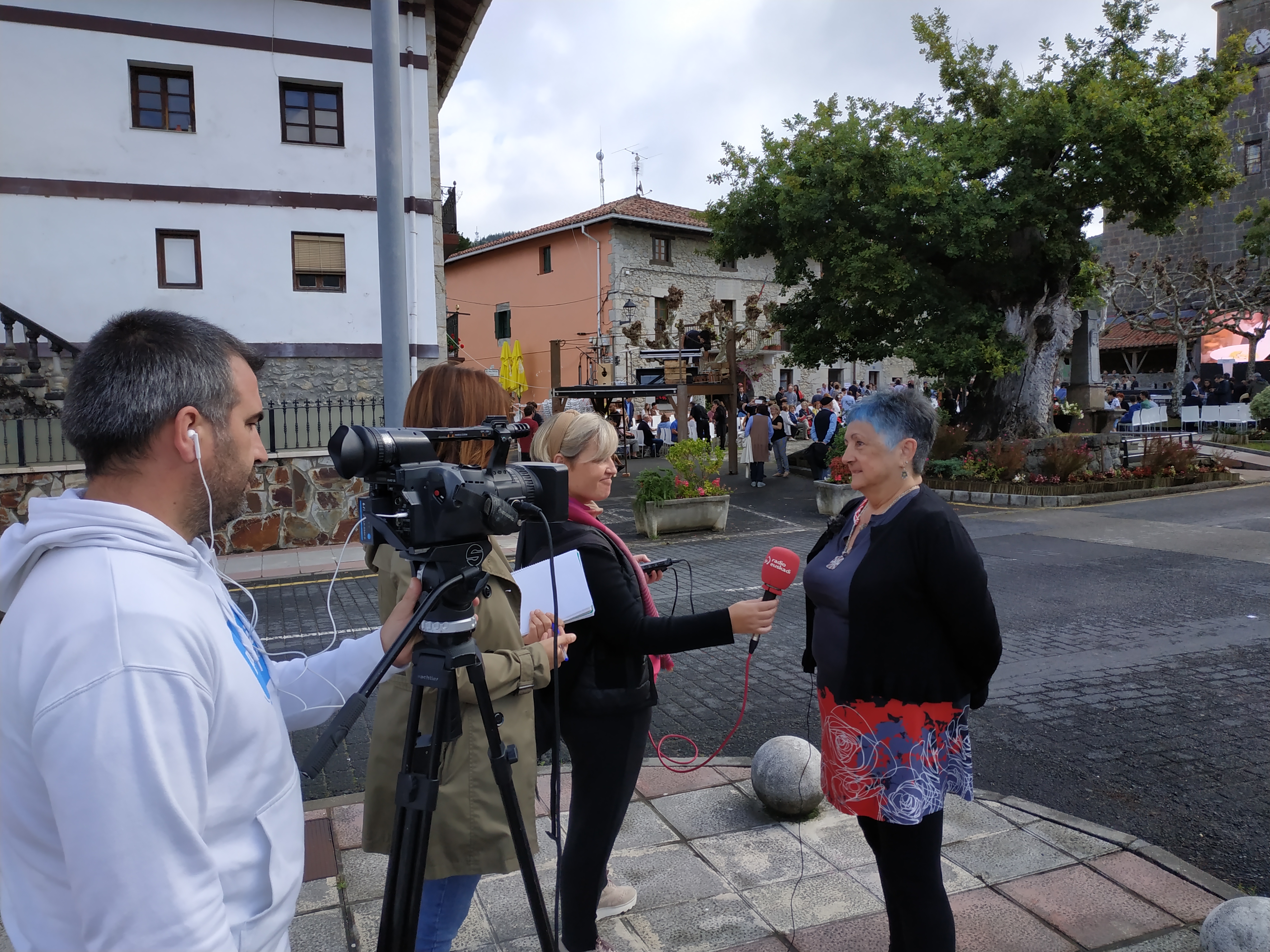 La prensa entrevistando a vascos/as de la Diáspora