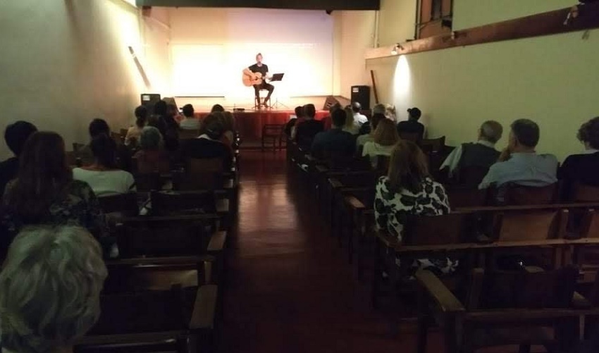 Joseba Gotzon durante su concierto en la Biblioteca Popular de Posadas, de la mano del CV Euskal Jatorri de la capital misionera