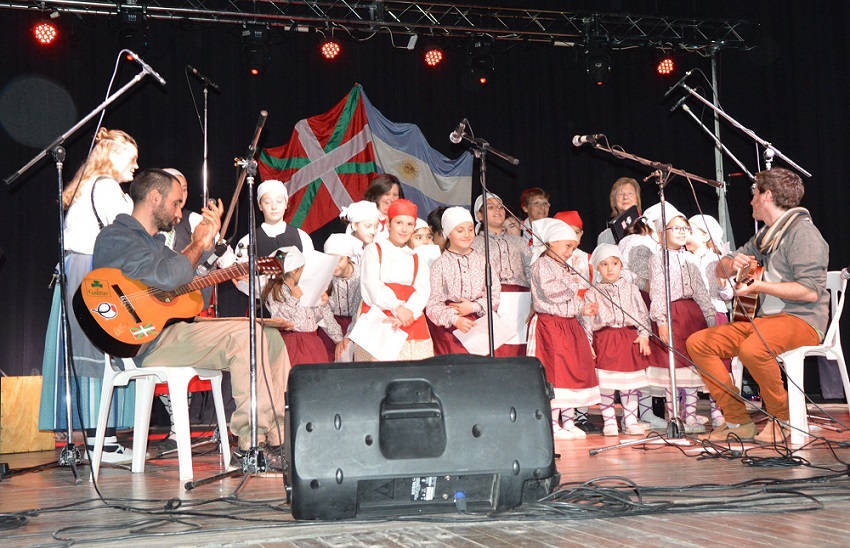 Image of the 20th anniversary party at the Hiru Erreka Basque Club