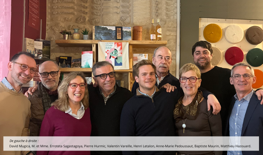 Bordeleko Euskal Etxean 2026ko Biltzarrean parte hartu zuten lagunetako batzuk: David Mugica, Erroteta Sagastagoya senar-emazteak, Pierre Hurmic hiriko alkatea, Anne-Marie Pedoussaut, Baptiste Maurin eta Mathieu Hazouard