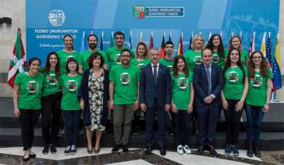 Participantes en una edición anterior de Gaztemundu en su visita a Lehendakaritza en Vitoria-Gasteiz, con el lehendakari Urkullu