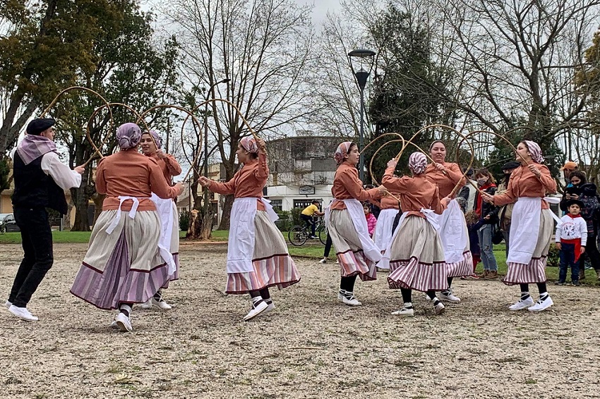 Dantzaris de Egunabar en la celebración del Día de la Diáspora 2021 en Maipú (foto EE)