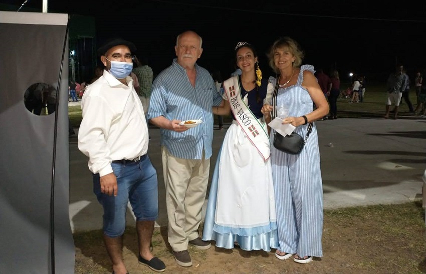 El intendente municipal en el stand vasco