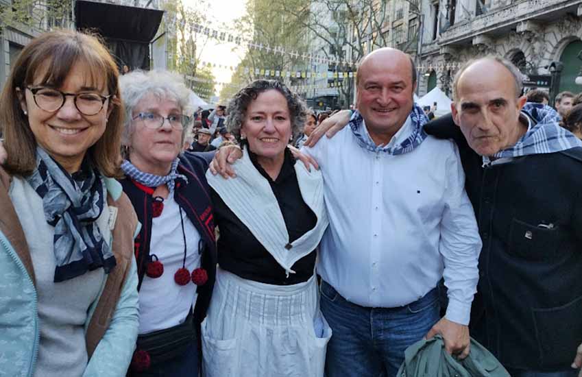 Andoni Ortuzar con socios del Laurak Bat