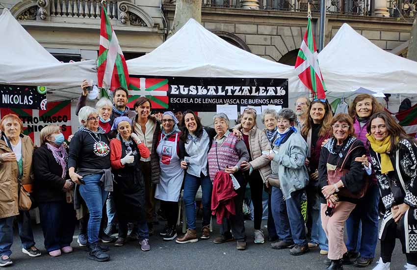 Jasone Agirre, de EH Bildu, con socias de Euskaltzaleak