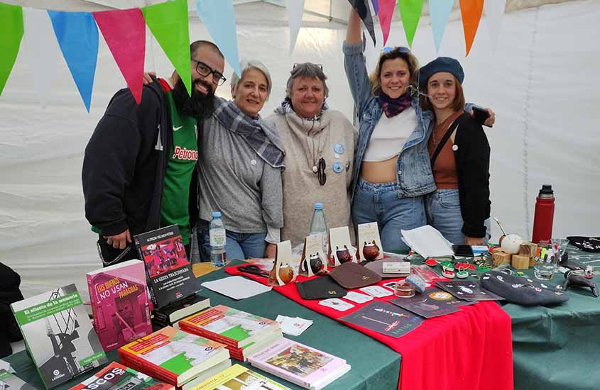 Nicolás Chaves, editor y Silvia Azpiazu, artesana