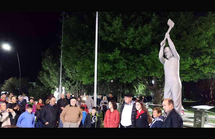 Aizkolariari oroitarriaren inaugurazioa