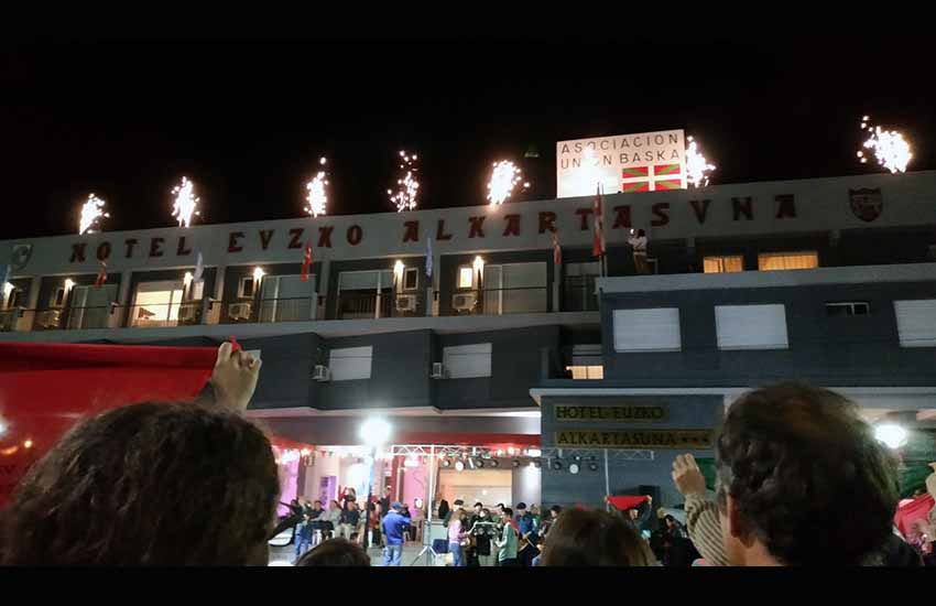 Txupinazo y fuegos desde la terraza del hotel Euzko Alkartasuna, en plena plaza, en el inicio del fin de semana festivo de la Semana Nacional Vasca Argentina 2022