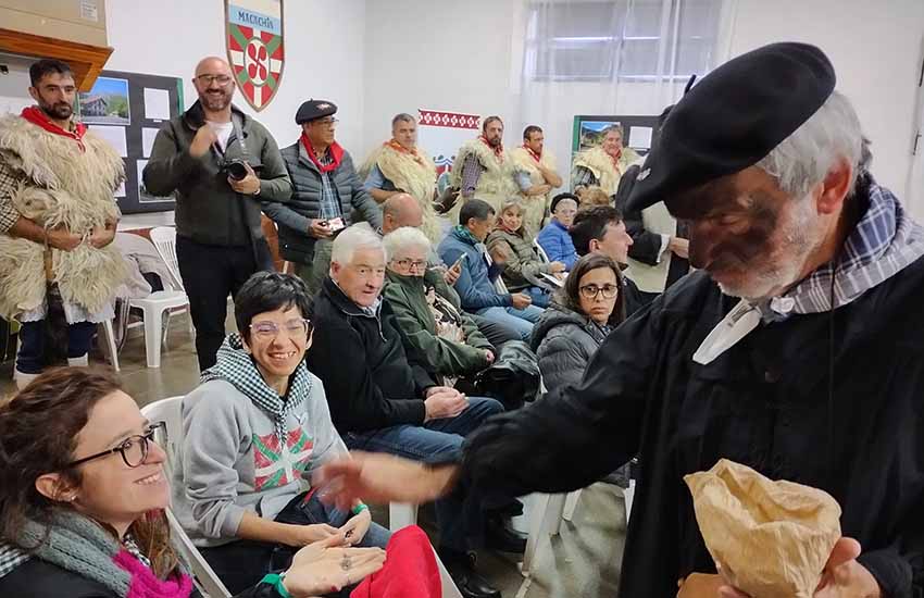 Olentzero el pasado octubre repartiendo carbón comestible en uno de sus encuentros, en Euskal Etxea de Macachín