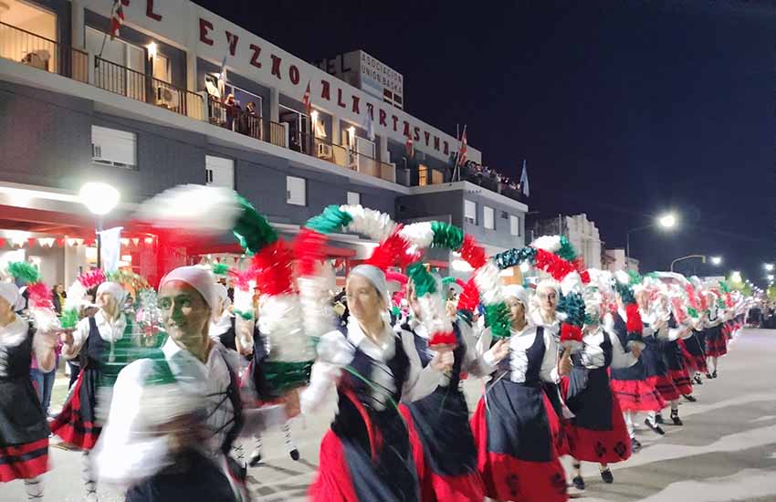 Hacia el final, a la hora de los bailes de plaza, una interminable fila de arcos de flores frente a la euskal etxea, sobre la calle Parodi 