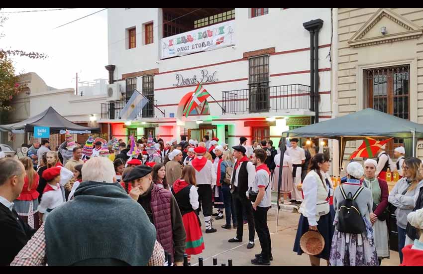 Puestos vascos junto a la Euskal Etxea