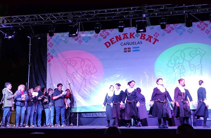 Amak Dantzan y el coro del Denak Bat de Cañuelas