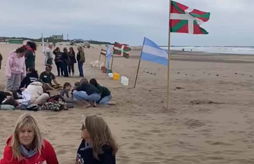 Juegos y banderas en la playa