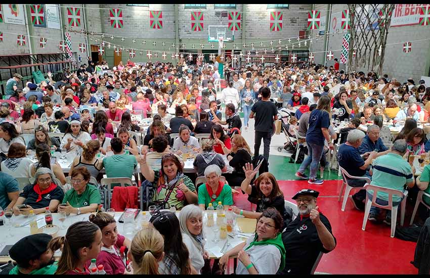 Almuerzo populoso en la Euskal Etxea