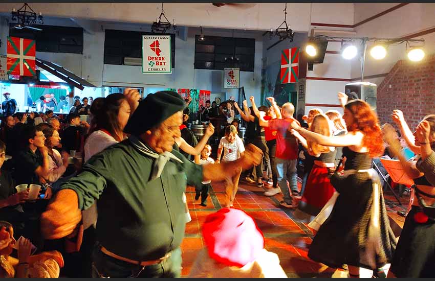 Baile en la romería