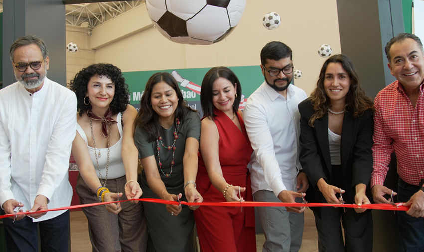 Arocena Museoko arduradunak eta Athletic-eko Bibiane Schultze (bigarrena eskumatik) "Mexiko eta Bilbo artean, futbol istorio partekatuak" erakustaldia inauguratzen (argazkiak Arocena Museoa)