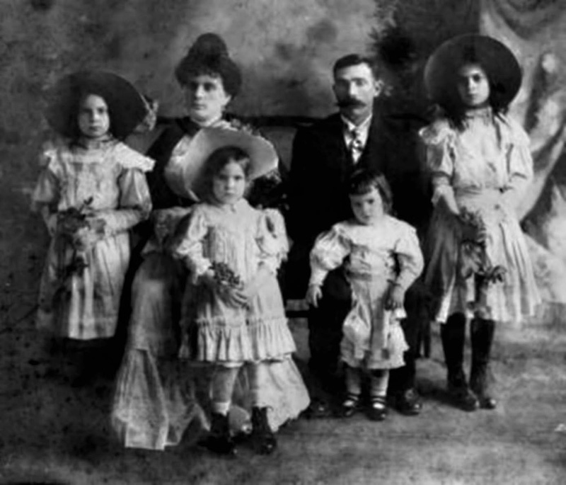 The family of Guinea Lopez de Arana in Mexico, during the better times at La Escondida (photo Javier Castro)