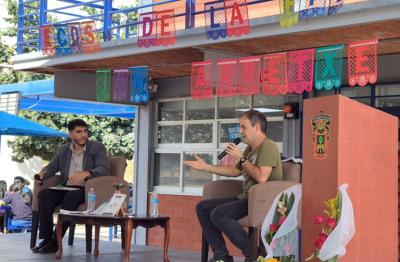 Jon Aarretxe, Ixtlahuacán de los Membrillos eskualdeko eskolako ikasleekin, ‘FIL Joven: Ecos de la FIL’ programaren baitan (argazkia Eskola)