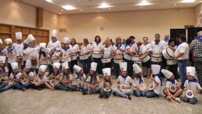 Last year in Necochea the Tamborrada was accompanied by the Municipal Band.  The Basque club children also participated by playing on wooden tablets that were given to them by the Gaztelubide Society from Donostia (photoNechocheaEE).