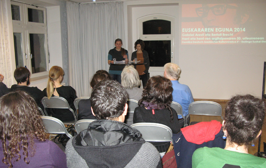 At the recital, Christine Paasch read in German while Garazi Ugalde read in Basque (photoBerlinEE)