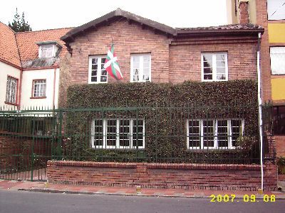 Sede del Centro Vasco de Bogotá, frente al Parque Gernika