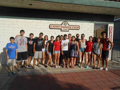 Grupo de jóvenes vascos frente a Euskal Etxea de Chino