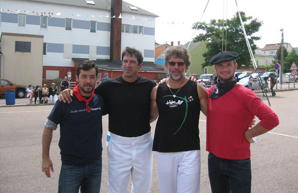 Ander Caballero, Euskadiko ordezkaria AEBetan, Riki Lasa aizkolaria eta Saint Pierreko euskal festara bildu ziren beste bi lagun (argazkia New England Basque Club)