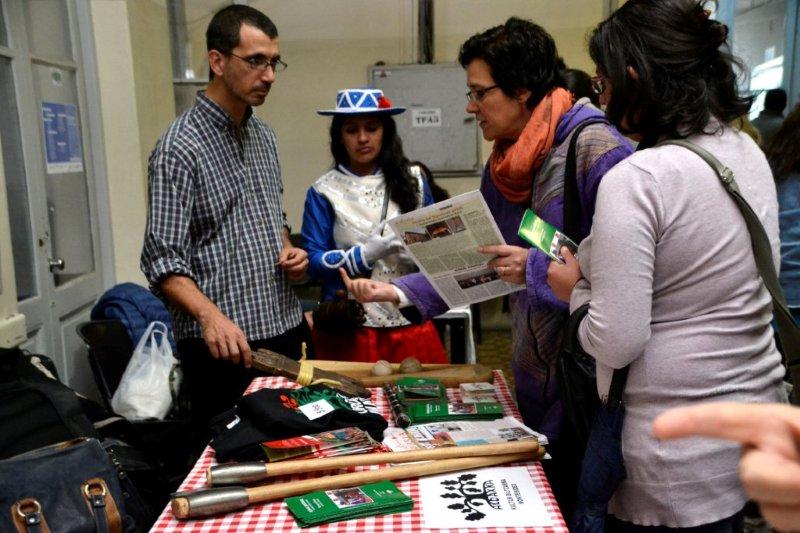 Miembros de la asociación Aldaxka muestran y reparten revistas y folletos informativos sobre la cultura vasca en el "Cultura Fest 2014" de la Universidad de Montevideo (foto Aldaxka)