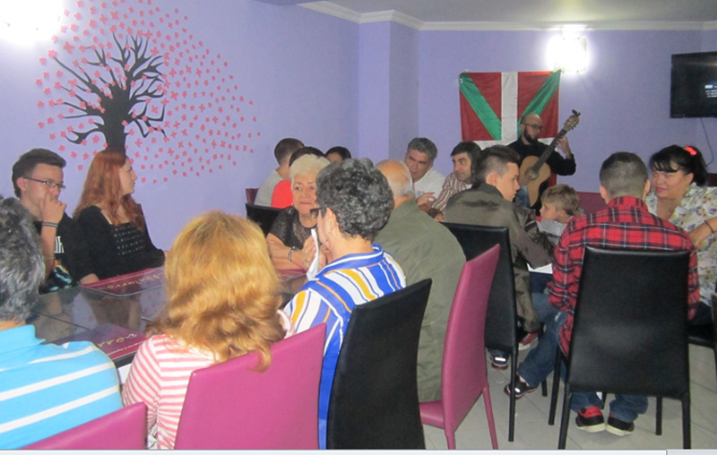 El grupo Kordazero animó la Fiesta Vasca organizada por el CV Gure Mendietakoak en el restaurante Akelarre de Medellin (foto CV Gure Mendietakoak)